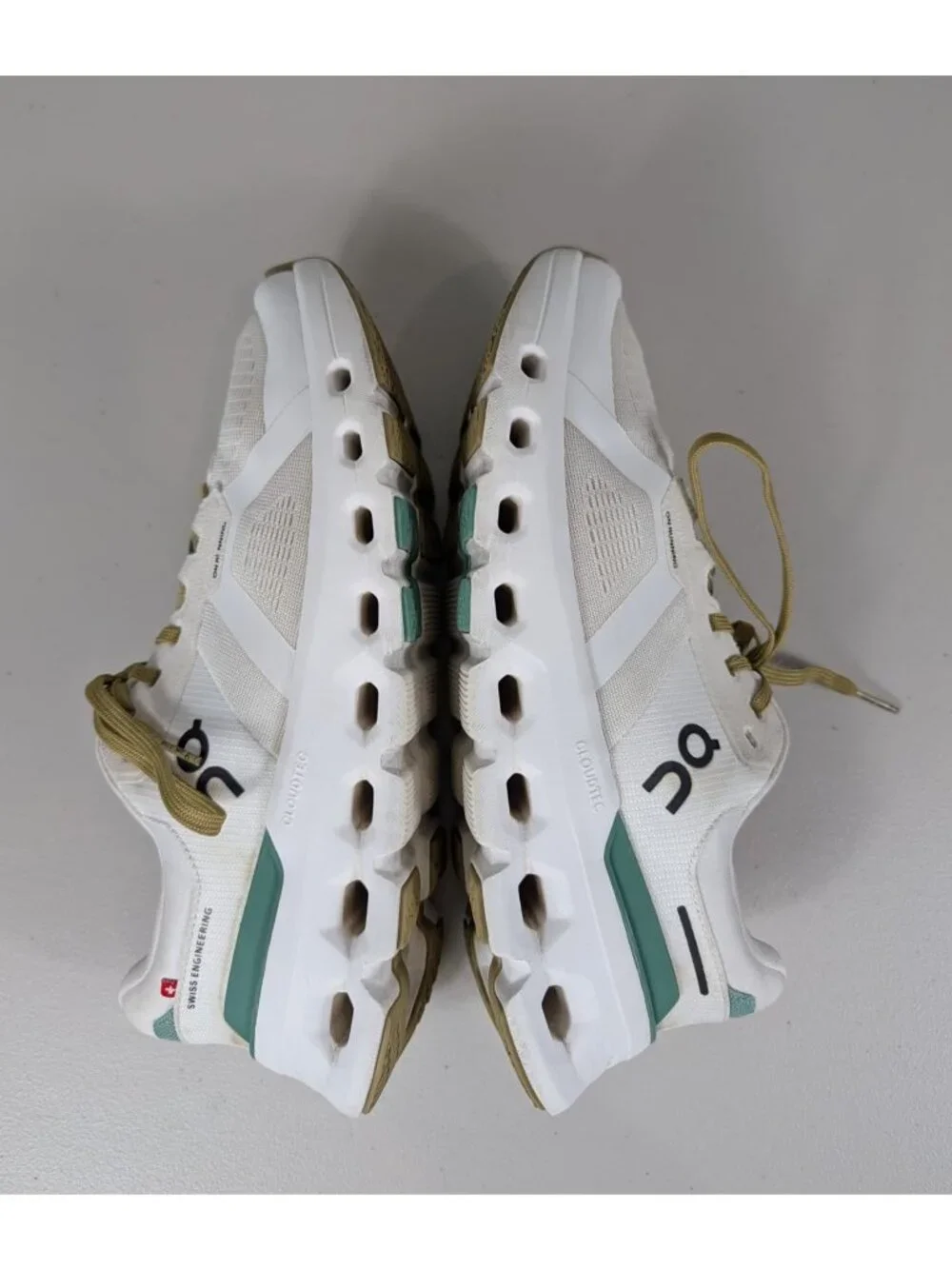 On cloud cloud runner2 undyed green, white running shoes women's size 9.5